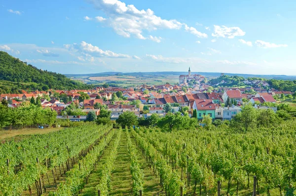 Baskın Mikulov Kalesi ile pitoresk Çek şehri Mikulov etrafında üzüm bağları satırları ile güzel panoramik manzara