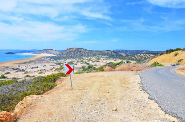 在北塞浦路斯美丽的风景中欣赏风景秀丽的道路 — 图库照片