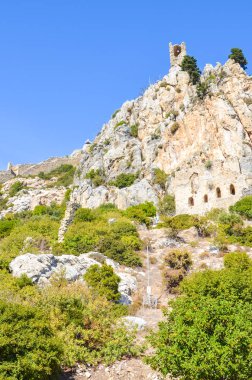 Girne bölgesinde Antik Saint Hilarion Kalesi, Kuzey Kıbrıs. 10. yüzyıldan kalma manastır olan kale, Girne sıradağlarının tepesinde yer almaktadır. Popüler turist iew noktası