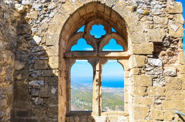 Kuzey Kıbrıs'taki antik St. Hilarion Kalesi'nin güzel pencere manzarası. Muhteşem bakış açısı, Kıbrıs Girne bölgesi ve Akdeniz'e güzel bir bakış açısı sunmaktadır. Popüler turistik