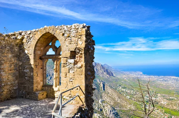 Ancient ruins of Saint Hilarion Castle in Northern Cyprus. The medieval ruins of the walls and windows offer an amazing view of Cypriot Kyrenia region and Mediterranean. Popular holiday destination — Stock Photo, Image