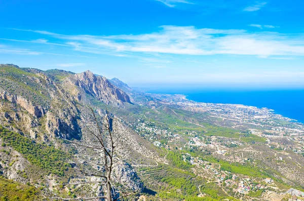 北塞浦路斯的凯里尼亚地区美丽的风景图片拍摄与相邻的山脉和地中海。拍摄于阳光明媚的日子，上面有蓝天。热门旅游景点 — 图库照片