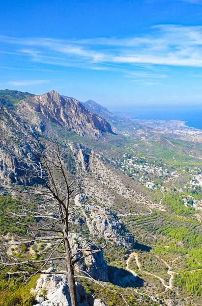 Imagen vertical de la hermosa región de Kyrenia y el Mediterráneo en el norte de Chipre tomada del antiguo castillo de Saint Hilarion. La cordillera de Kyrenia junto al mar es un destino turístico popular — Foto de Stock