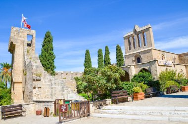 Bellapais, Kıbrıs - 4 Ekim 2018: Giriş ve bilet gişesine yakın bir yerden alınan tarihi Bellapais Manastırı kalıntıları. 13. yüzyıl manastırı Kıbrıs Türk Kıbrıs'ta bulunmaktadır.