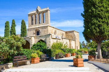 Antik Bellapais Manastırı'nın muhteşem kalıntıları kompleksin dışından alınmıştır. 13. yüzyıldan kalma bir manastırın yıkıntisı, Kıbrıs Türk Kıbrıs'ta bulunmaktadır. Popüler turistik
