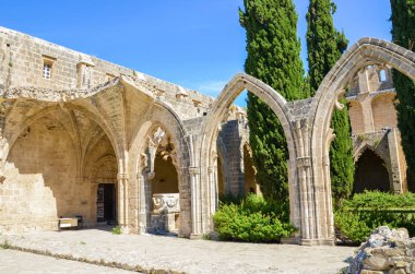 Bellapais, Kıbrıs - 4 Ekim 2018: Antik duvarlar ve kemerler ile tarihi Bellapais Manastırı kalıntıları. Ortaçağ manastırı güzel adanın Türk kesiminde yer almaktadır
