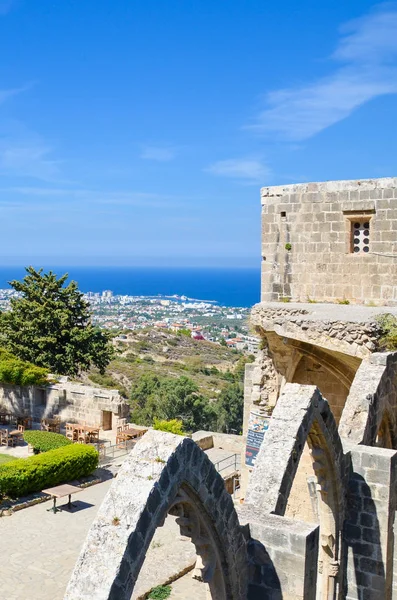 Bellapais, Chipre - 4 de outubro de 2018: Fotografia vertical das ruínas da histórica Abadia de Bellapais. Paisagem mediterrânea incrível e belo pátio interior do mosteiro medieval — Fotografia de Stock