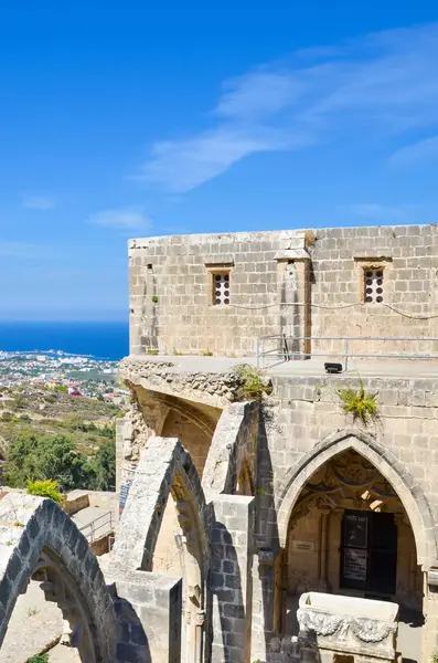 Bellapais, Chipre - 4 de outubro de 2018: paisagem mediterrânea das ruínas da Abadia medieval de Bellapais com restaurante ao ar livre para turistas no pátio interior — Fotografia de Stock