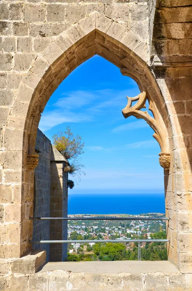 Incrível vista panorâmica das ruínas da histórica Abadia de Bellapais, na região cipriota da Cirenia. O belo mosteiro tem vista para o Mediterrâneo, na parte turca de Chipre. Tomado no final do verão — Fotografia de Stock