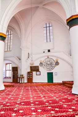 Lefkoşa, Kıbrıs - 4 Ekim 2018: Kıbrıs Lefkoşa'daki Selimiye Camii'nin muhteşem iç mekanı. Dekorasyon ağırlıklı olarak kırmızı ve beyaz renklidir. Aslen Ayasofya Katolik Katedrali