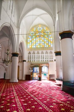 Lefkoşa, Kıbrıs - 4 Ekim 2018: Kıbrıs Lefkoşa'daki İslami Selimiye Camii'nin girişinde vitray bulunan inanılmaz iç mekan. Renkli vitray sayesinde güneş içinde parlıyor