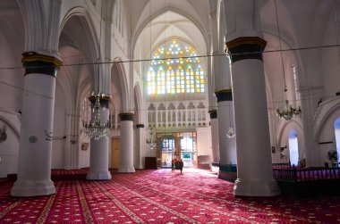 Lefkoşa, Kıbrıs - 4 Ekim 2018: Kıbrıs Lefkosa'daki İslami Selimiye Camii'nin girişinde vitray bulunan muhteşem iç mekan. Renkli vitray sayesinde güneş içinde parlıyor