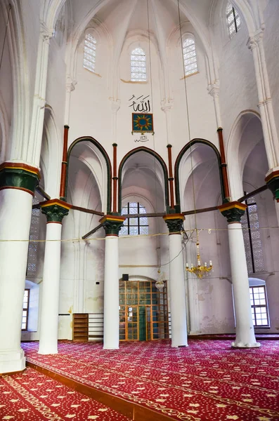 Lefkoşa, Kıbrıs - 4 Ekim 2018: Kıbrıs Lefkosa'daki Müslüman Selimiye Camii'nin güzel iç mekanı. Dekorasyon ağırlıklı olarak kırmızı ve beyaz renklidir. Beyaz antik sütunlar ve yuvarlak tavan