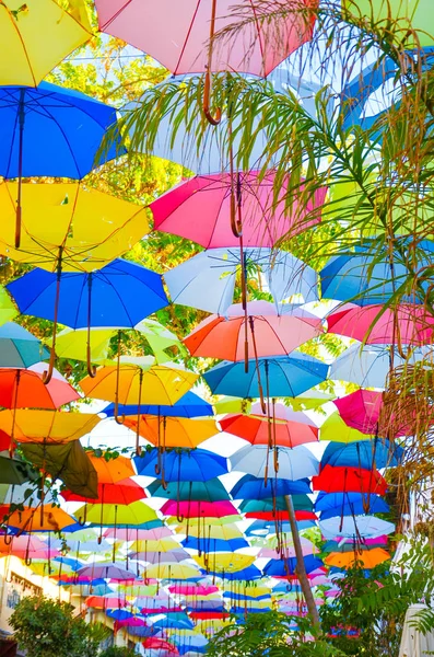 在北塞浦路斯尼科西亚，美丽的五颜六色的雨伞作为街道的装饰。雨伞还起到遮阳和防晒的作用。在垂直图片上捕获 — 图库照片