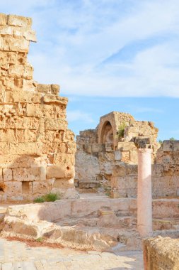 Yukarıda mavi gökyüzü ile güneşli bir günde çekilen ünlü Salamis kalıntıları dikey resim. Salamis, kuzey Kıbrıs'Ta bulunan antik Yunan şehir devletidir. Popüler Kıbrıs turistik