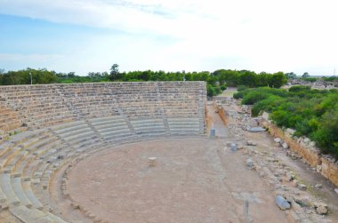 Kıbrıs Türk Cumhuriyeti'nin Mağusa yakınlarında bulunan salamis antik kentinin şaşırtıcı ve iyi korunmuş kalıntıları. Açık Salamis tiyatrosunun resim yıkıntlığı. Popüler Kıbrıs turistik