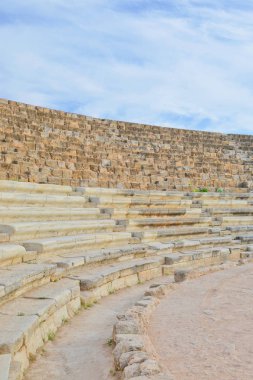 Yukarıdaki bulutlu gökyüzü ile dikey bir resim üzerinde antik Yunan kenti Salamis kalıntıları. Salamis Kuzey Kıbrıs'ta yer almaktadır