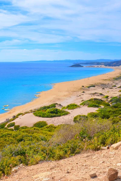 Golden Beach Karpaz-félszigeten, Észak-Ciprus vett szomszédos dombok. A gyönyörű homokos tengerpart népszerű ciprusi turistalátványosság. — Stock Fotó