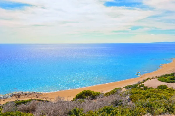 Gyönyörű üres strand török Észak-Cipruson ellen hozott v. A távoli hely a Golden Beach karpas félszigeten. Nyaralóhely — Stock Fotó