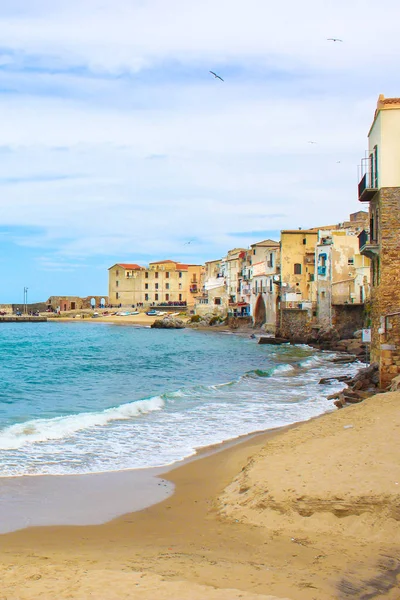 Gamla traditionella hus i hamnen i vackra sicilianska staden Cefalu. Staden ligger på Tyrrenska kusten är på av de stora turistattraktionerna i Italien — Stockfoto