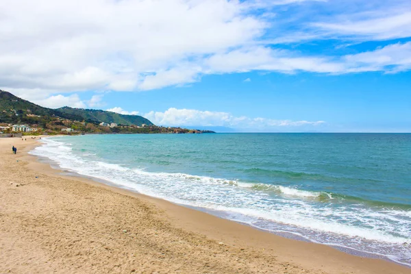 ชายหาดทรายที่สวยงามบนชายฝั่งทะเล Tyrrhenian ใน Cefalu อิตาลีถ่ายในช่วงปิดฤดูกาล เมืองเล็ก ๆ ในซิซิลีเป็นจุดหมายปลายทางวันหยุดยอดนิยม — ภาพถ่ายสต็อก