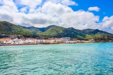 Sicilya şehir Cefalu tarafından Tiren kıyıları ile Amazing manzara. Güzel küçük köy İtalya'nın önemli turistik biridir. Bulutlar ve kısmen mavi gökyüzü yukarıda alınan