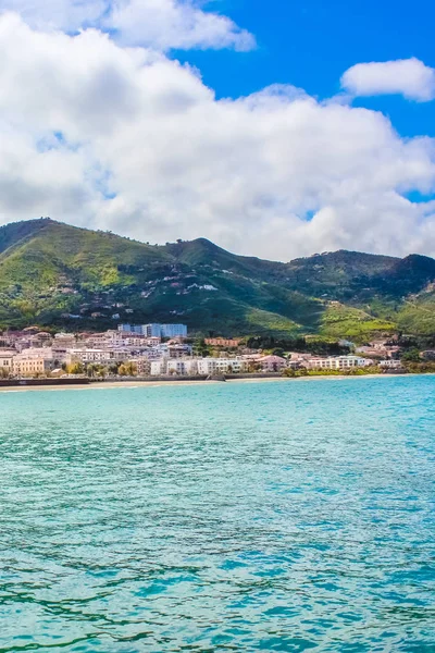 Increíble paisaje marino en Cefalú italiano, Sicilia. La hermosa ciudad siciliana en la costa tirrena está rodeada de colinas rocosas. La ciudad es un lugar popular de vacaciones de verano — Foto de Stock