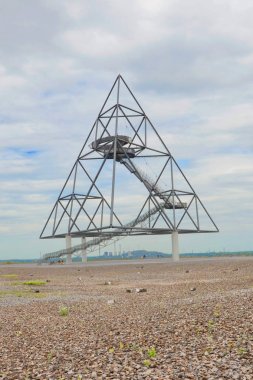 Alman Bottrop Tetrahedron bulutlu bir yaz gününde alınmıştır. Kuzey Ren-Vestfalya bölgesinde bir maden dökümü üzerine inşa edilmiş yürüyebilir çelik yapı Sierpinski tetrix anımsatır