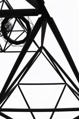Bottrop Tetrahedron çelik konstrüksiyon amazing görünümü, Almanya beyaz gökyüzüne karşı aşağıdan alınmıştır. Siyah beyaz bir fotoğrafla çekilen dört yüzlü şeklinde yürüyebilir çelik yapı