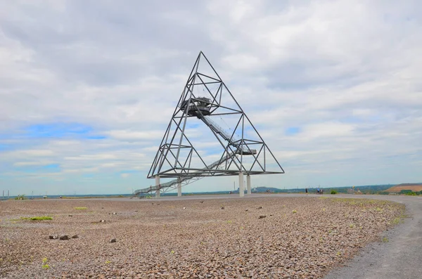 Bottrop, Alemanha - 29 de julho de 2018: Vista do Tetraedro em alemão Bottrop. A peça não tradicional de arquitetura foi construída em um depósito de minas e serve como ponto de vista. Atração turística popular — Fotografia de Stock