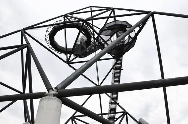 Vista incrível da construção de aço do Tetraedro em Bottrop, Alemanha. Construído no topo do despejo da mina, a estrutura caminhável na forma de um tetraedro é uma atração turística popular — Fotografia de Stock