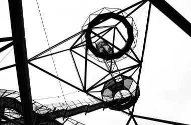 Bottrop Tetrahedron çarpıcı çelik konstrüksiyon siyah ve beyaz fotoğraf, aa Almanya gökyüzüne karşı aşağıdan alınmıştır. Çarpıcı yürüyebilir yapısı popüler bir bakış açısı olarak hizmet vermektedir