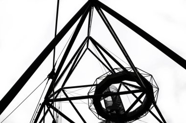 Bottrop, Almanya'daki Tetrahedron'un inanılmaz yapısı aşağıdan farklı bir perspektifte çekilen siyah beyaz fotoğrafıyla karşılanmıştır. Popüler yerel dönüm noktası bir bakış açısı olarak hizmet vermektedir