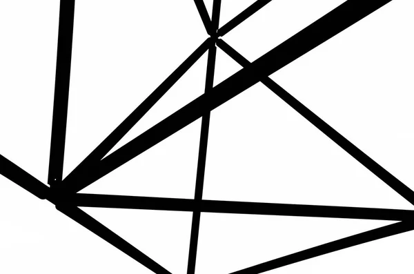 Czarno-biały obraz stalowej konstrukcji tetrahedron w Bottrop, Niemcy. Podstawy konstrukcji są tworzone za pomocą trójkątów. Projekt nawiązuje do Sierpińskiego tetrix — Zdjęcie stockowe