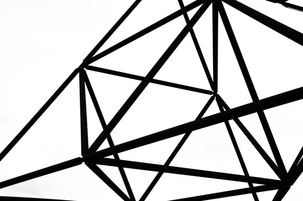 Construção de aço incrível do Tetraedro em Bottrop com seus padrões típicos de triângulo tirados de baixo contra o céu em uma fotografia em preto e branco. O marco é uma atração popular — Fotografia de Stock