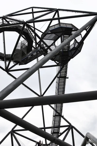 Estrutura de aço incrível do Tetraedro em Bottrop, Alemanha tomada de baixo contra o céu branco. O ponto de vista não tradicional foi construído na lixeira da mina. É uma atração turística popular — Fotografia de Stock