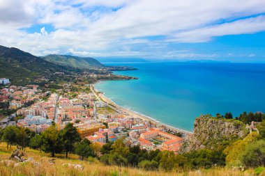 Sicilya, İtalya pitoresk kıyı kenti Cefalu çevreleyen Şaşırtıcı manzara. Tiren kıyısında yer alan şehir popüler turistik bir cazibe merkezidir. Hafif bulutlarla bitişik tepelerden fotoğraflandı