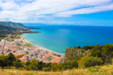 Şehir Cefalu, Sicilya, İtalya tarafından Tiren kıyısında koy üzerinde çarpıcı görünümü. Mavi denize bakan bitişik kayalar üzerinde Rocca di Cefalu medieaval kale kalıntıları vardır. Popüler turistik