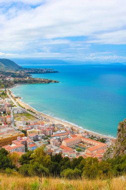 İtalyan Sicilya kıyı köyü Cefalu etrafında Amazing manzara koya bakan bitişik kaya yukarıdan alınan. Kayalar şehrin ve Tiren kıyılarının güzel manzarasını sunar