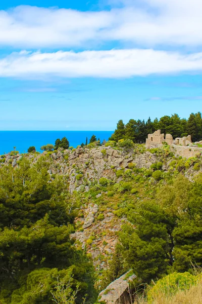 Középkori várromok Rocca di Cefalu elfogott függőleges kép kék Tirrén-tenger háttérben. A történelmi helyszín található, mint a tengerparti város Cefalu olasz Szicília — Stock Fotó