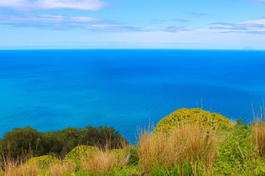 Rocca di Cefalu, Sicilya, İtalya alınan Tiren denizinamazing görünümü. Güzel koy üzerinde kayalardan yeşil çim eniyi ve bitkilerle yakalanan