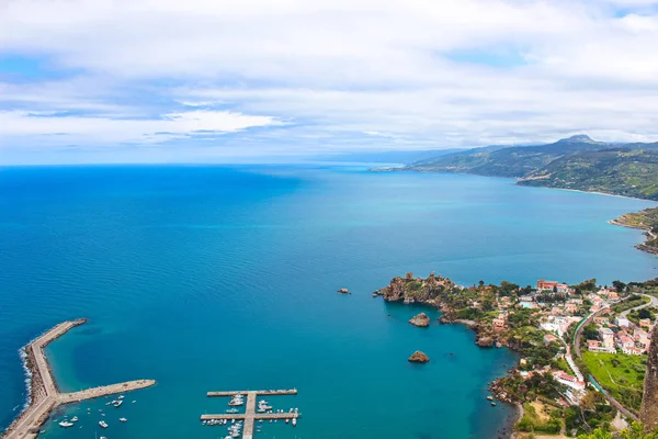 Vista aérea incrível da aldeia costeira de Cefalu, na Sicília, Itália, tomada com pequeno cais no mar Tirreno. Fotografado de cima das colinas com vista para a baía — Fotografia de Stock