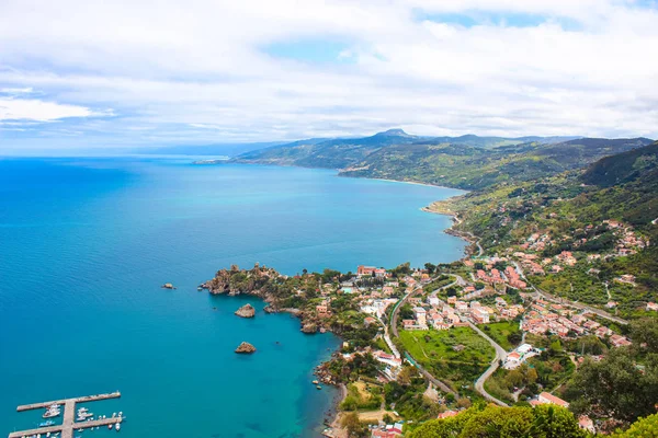 Hermoso paisaje rural alrededor del pueblo de Cefalu, Sicilia, Italia, situado en una bahía en la costa tirrena. Capturado desde arriba con el muelle en el mar y verdes colinas detrás de la bahía — Foto de Stock