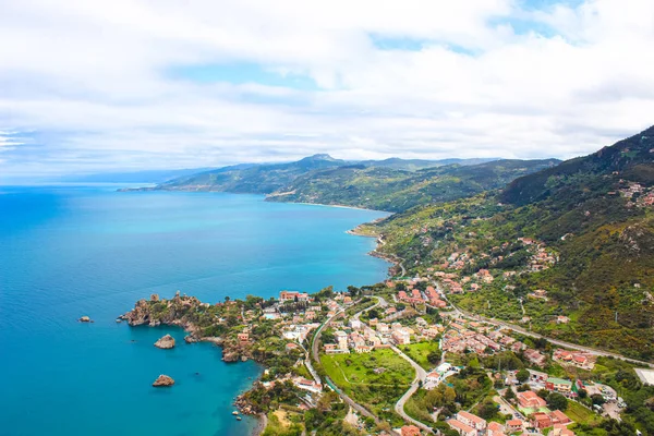 Gyönyörű kilátás festői szicíliai falu a Tirrén-tenger partján felülről elfogták a Rocca di Cefalu, Olaszország. Dombos táj a háttérben. Cefalu egy fő turistacélhely Olaszországban — Stock Fotó