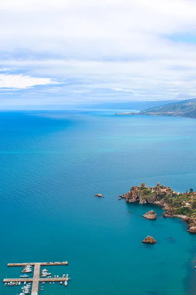 Blu scuro acque calme del Mar Tirreno che circonda il villaggio costiero siciliano di Cefalu dall'alto. Catturati in verticale con molo e barche in mare — Foto Stock