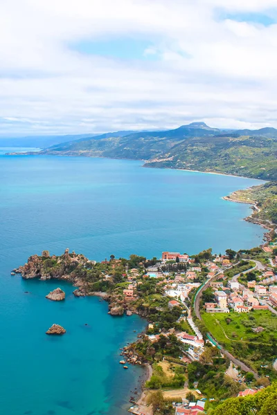 Prachtig uitzicht op een baai rondom het Siciliaanse kustplaatsje Cefalu van bovenaf met het heuvelachtige landschap op de achtergrond. De prachtige stad is een populaire Italiaanse vakantiebestemming — Stockfoto