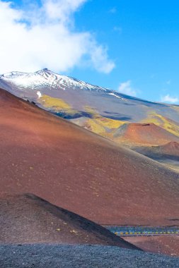 Ünlü Etna Dağı'nın tepesindeki tepeli volkanik manzara, Sicilya, İtalya. Dağın tepesinde kar var. Etna Avrupa'nın en yüksek aktif yanardağıdır. Popüler cazibe