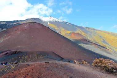 Arka planda ünlü yanardağ çok üst ile Etna Dağı'nda Silvestri kraterler. Etna İtalyan Sicilya Avrupa'nın en yüksek aktif yanardağ. Kraterler üzerinde Yürüyüşçüler