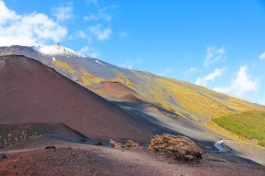 Etna Dağı, Sicilya, İtalya'da inanılmaz volkanik manzara güneşli bir günde bitişik Silvestri kraterler alınan. Dağın tepesinde kar var. Avrupa'nın en yüksek aktif yanardağı