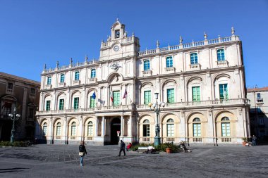 Catania, Sicilya, İtalya - Nis 10th 2019: Şehir merkezinde Catania Üniversitesi tarihi binası. Sicilya'daki en eski üniversitedir. Piazza Universite Meydanı'nda bulunan